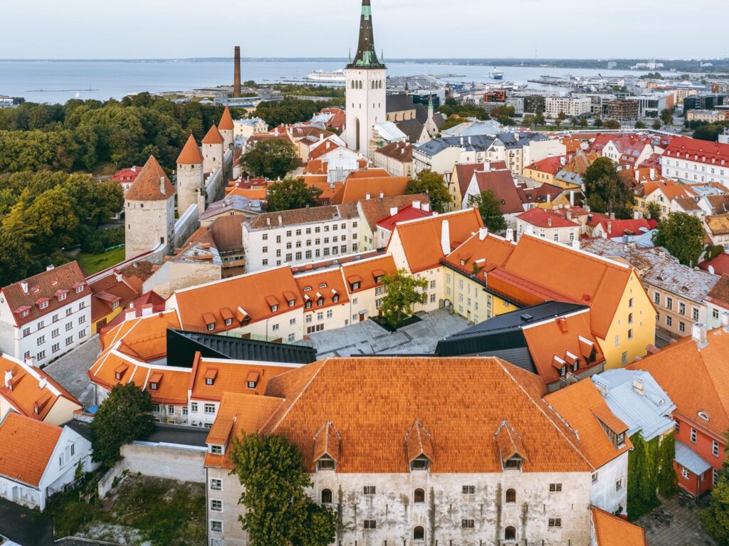 Tallinna vanalinn koos teatrikompleksiga kuulub UNESCO maailmapärandi nimistusse, mistõttu oli teatri ehitus muinsuskaitse äärmiselt valvsa pilgu all ja menetlustoimingud ajamahukad.Foto: Kaupo Kalda