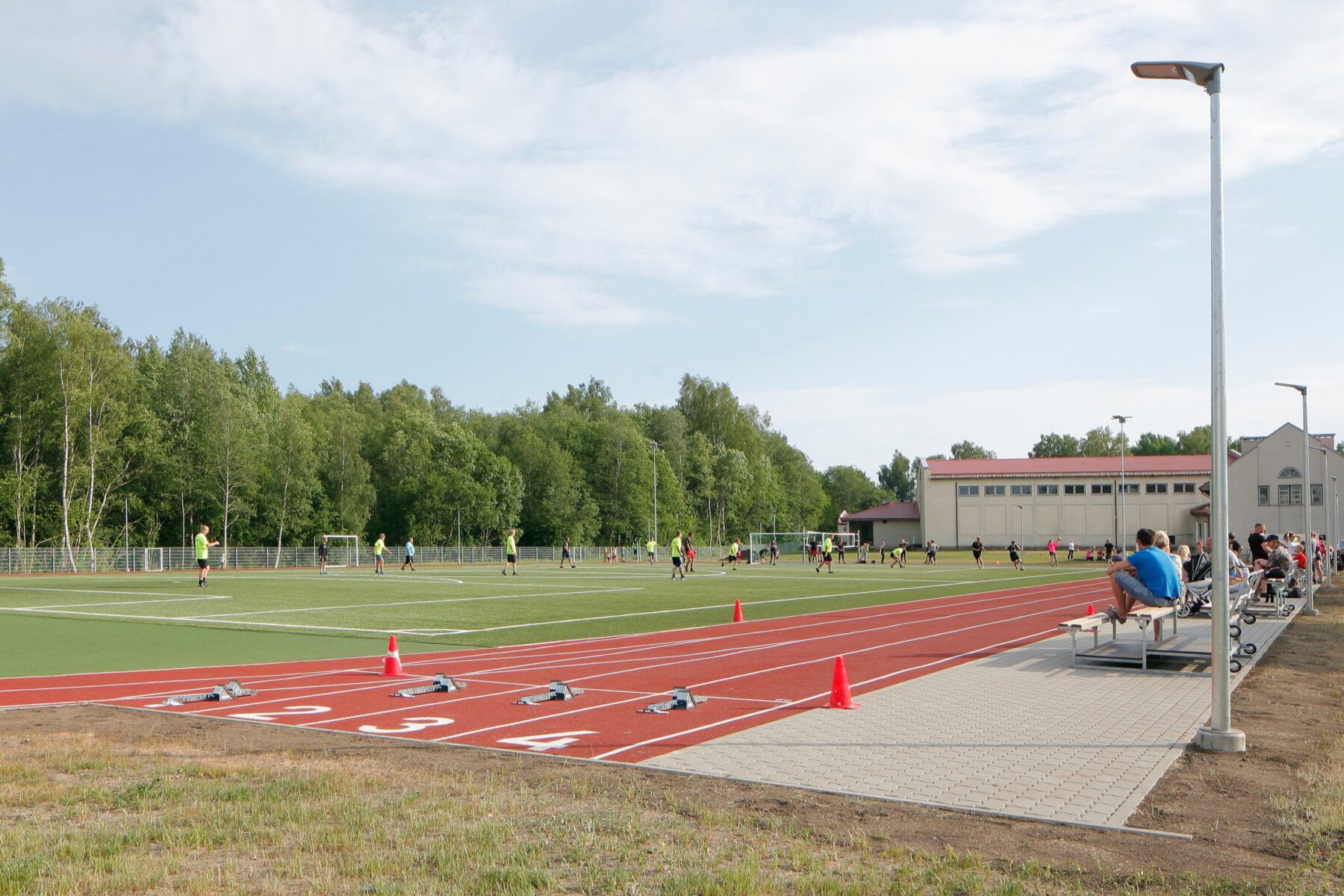 Ääsmäe Põhikooli juurdeehitus ja staadion